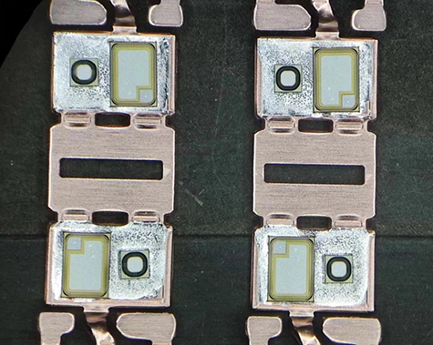 Proceso de fijación de chips mediante soldadura blanda para dispositivos de potencia